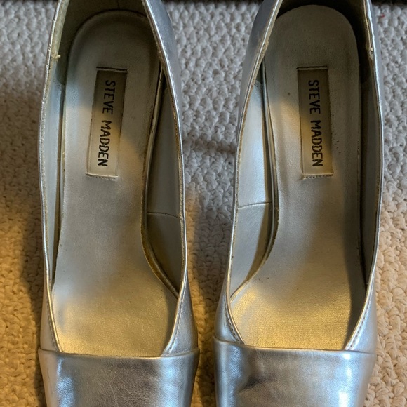 Steve Madden Silver heels, Size 7 - Picture 11 of 11